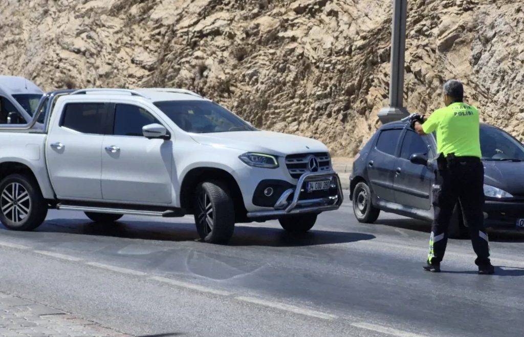 Dilan Çıtak Polisin Üzerine Araba Sürdü!