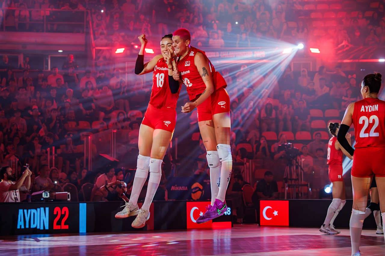 Dünya Şampiyonası’nda Finaldeyiz A Milli Kadın Voleybol Ekibimiz, Tayland'da organize edilen FIVB Kadınlar Dünya Voleybol Turnuvası’nda destan yazmaya devam ediyor.