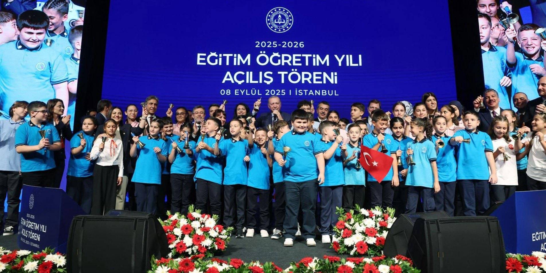 Öğretmen ataması...Cumhurbaşkanı Erdoğan, 821 binden fazla öğretmenin atamasını yaparak eğitim ordusunun gücüne güç kattıklarını ifade söyledi. 