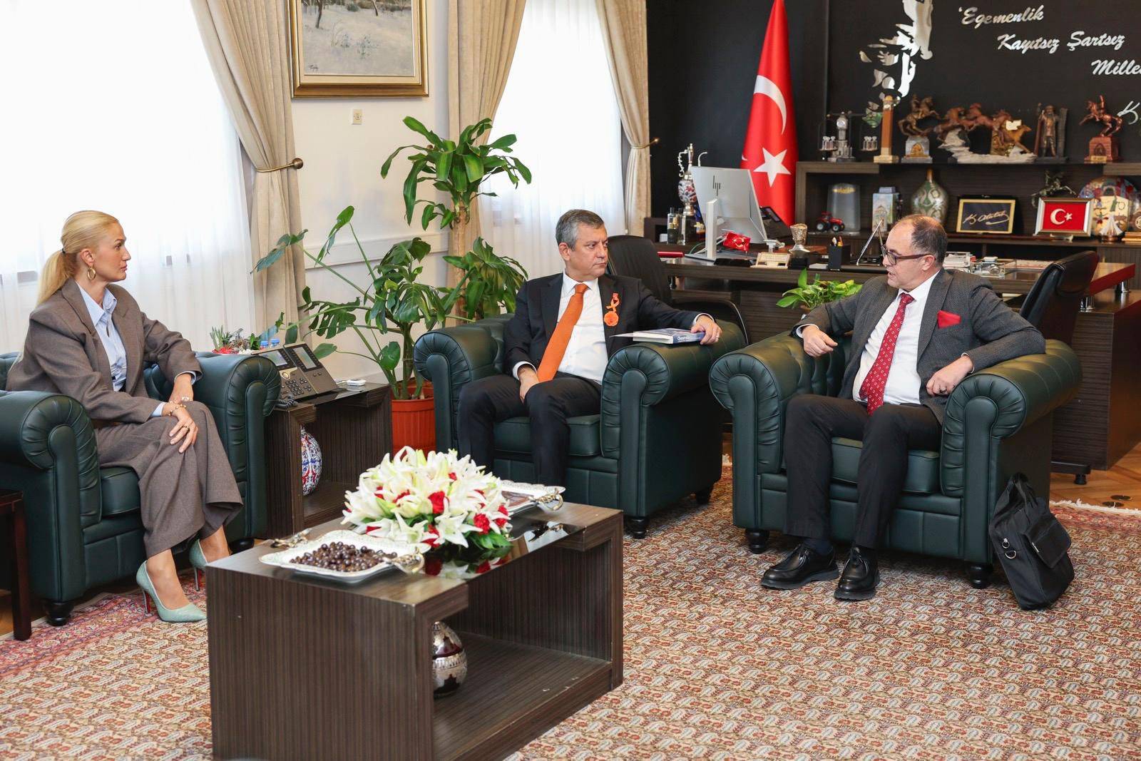 Chemtrails...Ünlü sanatçı Tuğba Özay, Adli Bilimciler Derneği Başkanı Prof. Dr.