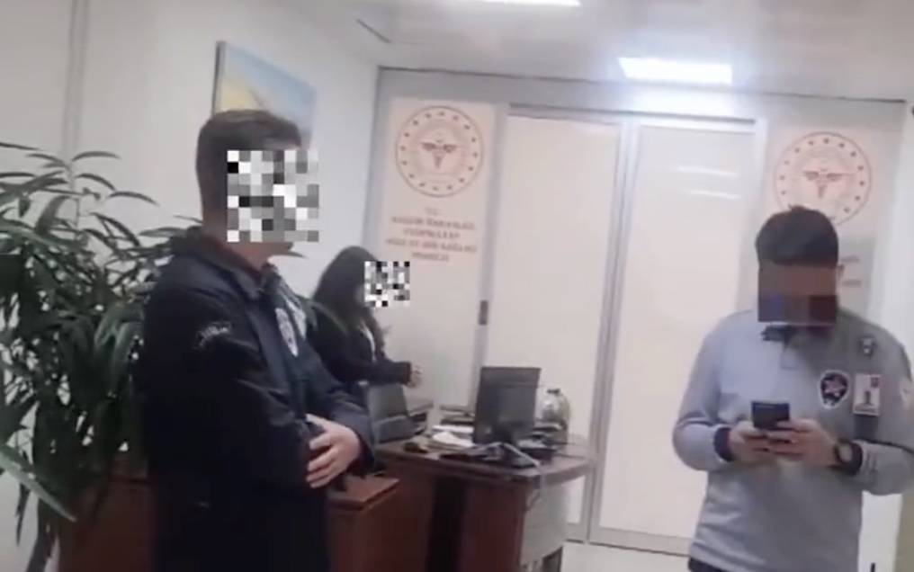 İstanbul Valiliğine verilmek üzere hastane başhekimliğine dilekçe vermek isteyen Hekim