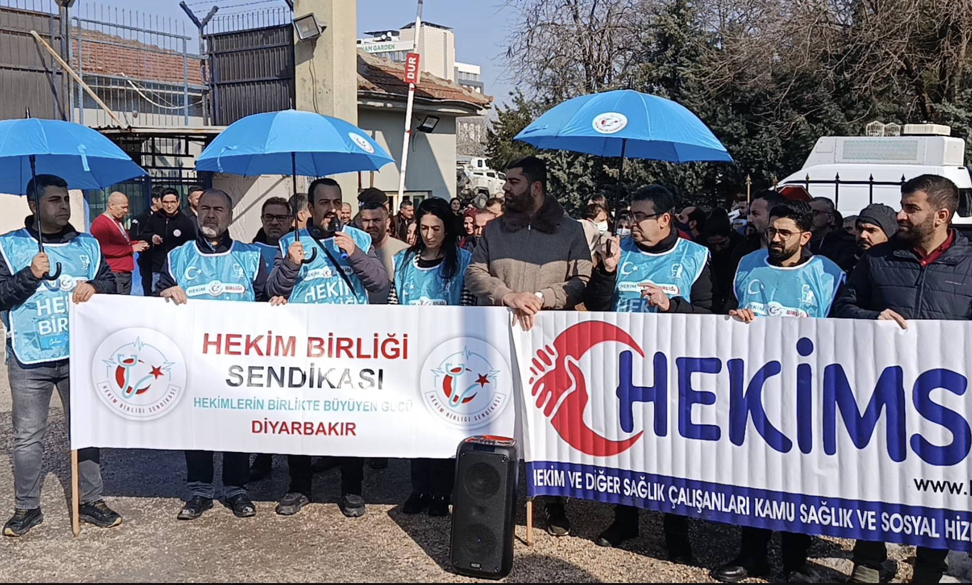 Hekim Birliği Sendikası Diyarbakır Şubesi yağmurlu bir havada Dağkapı Devlet