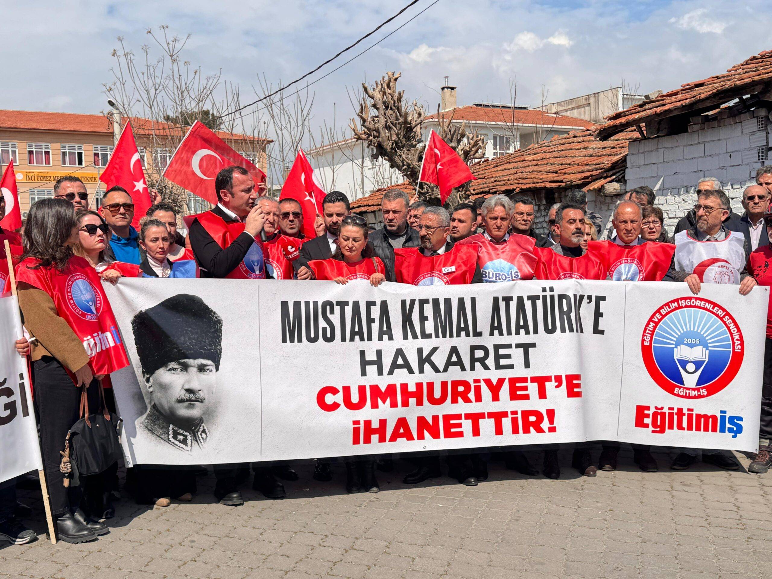 Eğitim-İş Sendikası yetkilileri, Turgutlu'da Atatürk'e hakaret ettiği iddiasıyla bir öğretmenin