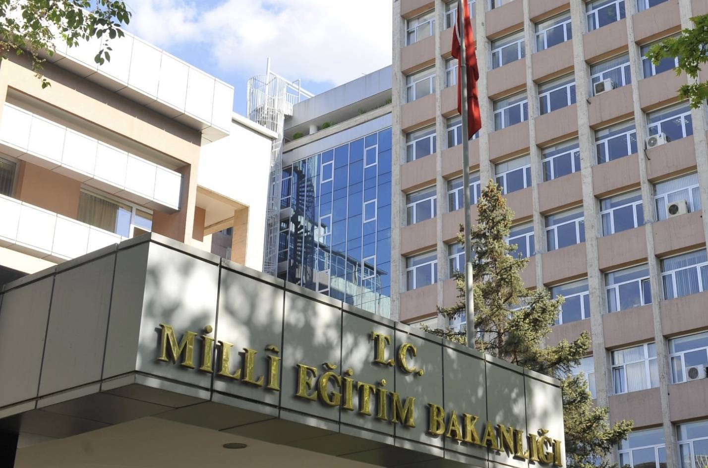 Milli Eğitim Bakanlığı 'İzinsiz eğitim faaliyeti gösteren okullara devam eden