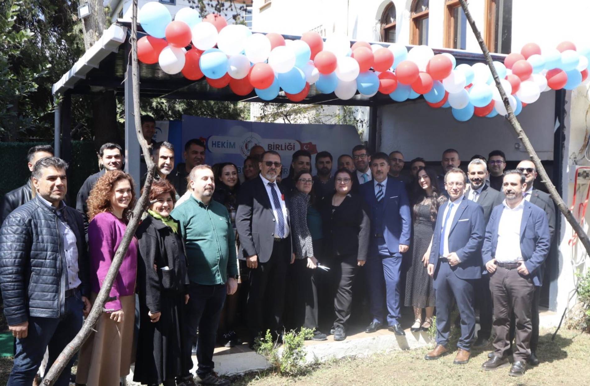 Hekim Birliği Sendikası, İstanbul Avrupa Yakası’nda yeni şubesini düzenlenen törenle