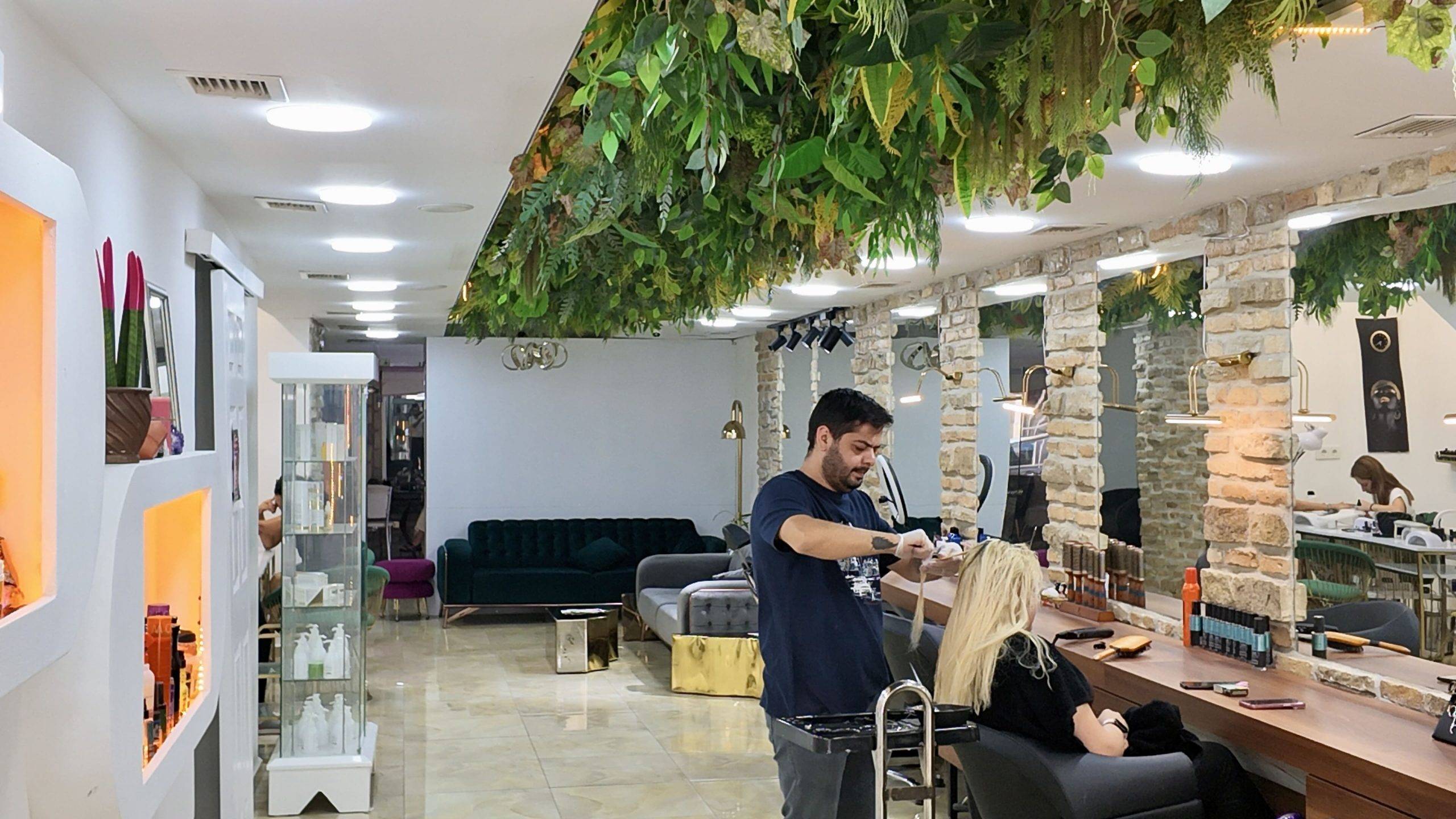 Mağdur Olarak Girdiği Güzellik Sektöründe Şimdi Uzman Yetiştiriyor